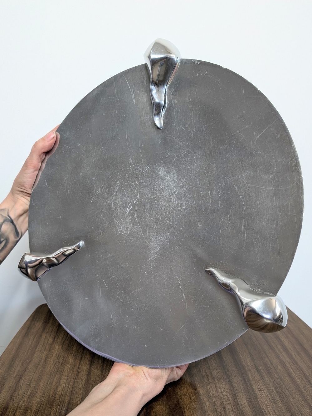 Vintage 80s Claw Footed Brutalist Bright Silver Tone Aluminum Large Platter Bowl - Picture 3 of 16